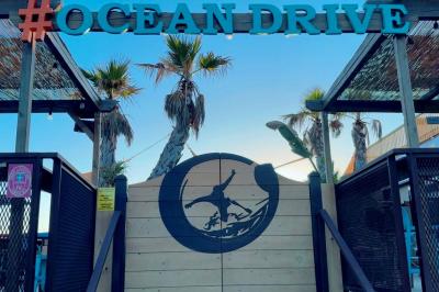 Miniature Location salle Fréjus (Var) - Océan Drive Fréjus #6 Assiette de dessert composée de crème glacée, purée orange, garnitures croquantes et feuilles de menthe.