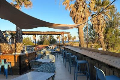 Miniature Location salle Fréjus (Var) - Océan Drive Fréjus #13 Assiette de dessert composée de crème glacée, purée orange, garnitures croquantes et feuilles de menthe.