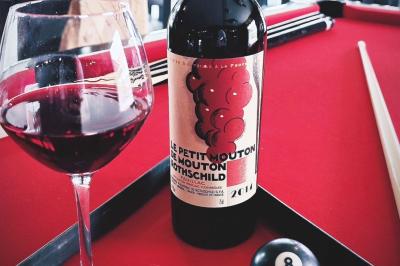 Miniature Location salle Fréjus (Var) - Océan Drive Fréjus #26 Assiette de dessert composée de crème glacée, purée orange, garnitures croquantes et feuilles de menthe.