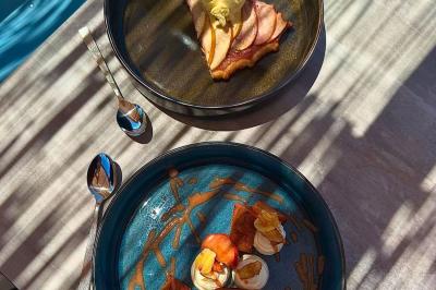 Miniature Location salle Fréjus (Var) - Océan Drive Fréjus #27 Assiette de dessert composée de crème glacée, purée orange, garnitures croquantes et feuilles de menthe.