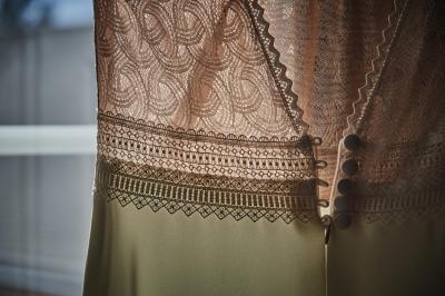 Un grand groupe de personnes souriantes levant les bras, rassemblées dans un parc pour une célébration.