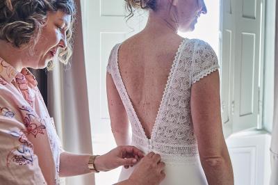 Un grand groupe de personnes souriantes levant les bras, rassemblées dans un parc pour une célébration.