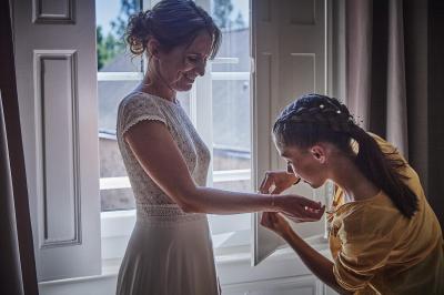 Un grand groupe de personnes souriantes levant les bras, rassemblées dans un parc pour une célébration.