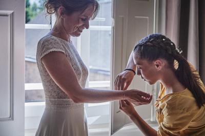 Un grand groupe de personnes souriantes levant les bras, rassemblées dans un parc pour une célébration.