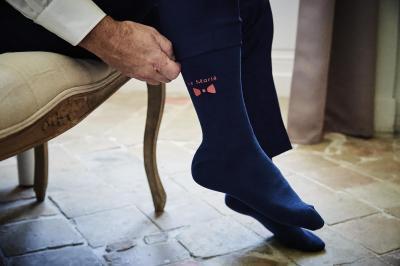 Un grand groupe de personnes souriantes levant les bras, rassemblées dans un parc pour une célébration.