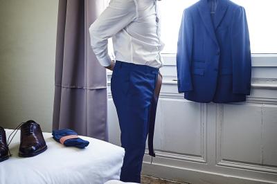 Un grand groupe de personnes souriantes levant les bras, rassemblées dans un parc pour une célébration.