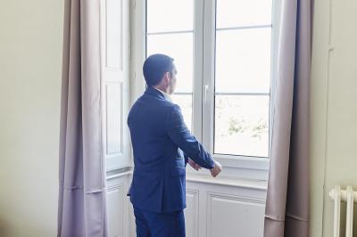 Un grand groupe de personnes souriantes levant les bras, rassemblées dans un parc pour une célébration.