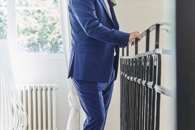 Un grand groupe de personnes souriantes levant les bras, rassemblées dans un parc pour une célébration.
