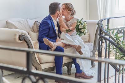 Un grand groupe de personnes souriantes levant les bras, rassemblées dans un parc pour une célébration.