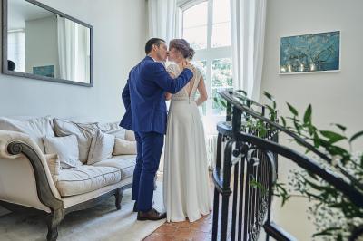 Un grand groupe de personnes souriantes levant les bras, rassemblées dans un parc pour une célébration.