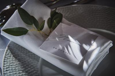 Un grand groupe de personnes souriantes levant les bras, rassemblées dans un parc pour une célébration.