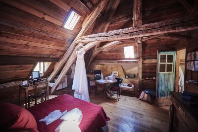 Un grand groupe de personnes souriantes levant les bras, rassemblées dans un parc pour une célébration.