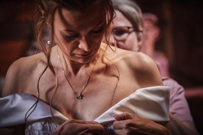 Un grand groupe de personnes souriantes levant les bras, rassemblées dans un parc pour une célébration.