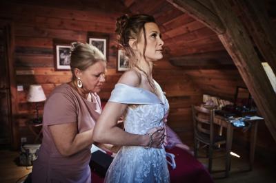 Un grand groupe de personnes souriantes levant les bras, rassemblées dans un parc pour une célébration.
