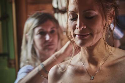 Un grand groupe de personnes souriantes levant les bras, rassemblées dans un parc pour une célébration.