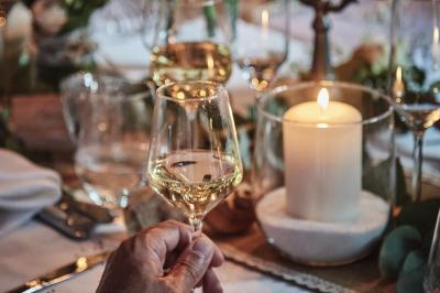 Un grand groupe de personnes souriantes levant les bras, rassemblées dans un parc pour une célébration.