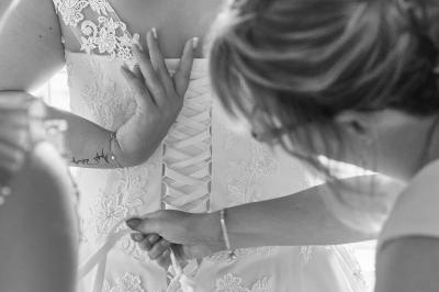 Un grand groupe de personnes souriantes levant les bras, rassemblées dans un parc pour une célébration.