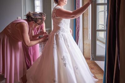 Un grand groupe de personnes souriantes levant les bras, rassemblées dans un parc pour une célébration.