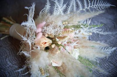 Un grand groupe de personnes souriantes levant les bras, rassemblées dans un parc pour une célébration.