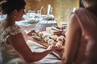 Un grand groupe de personnes souriantes levant les bras, rassemblées dans un parc pour une célébration.