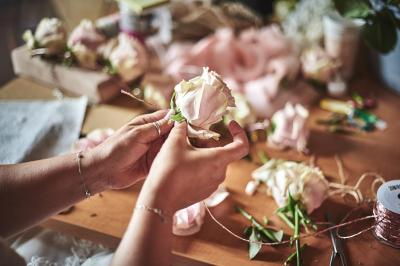 Un grand groupe de personnes souriantes levant les bras, rassemblées dans un parc pour une célébration.