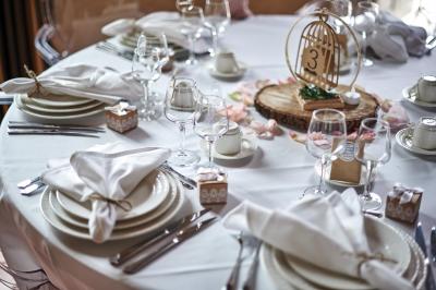 Un grand groupe de personnes souriantes levant les bras, rassemblées dans un parc pour une célébration.