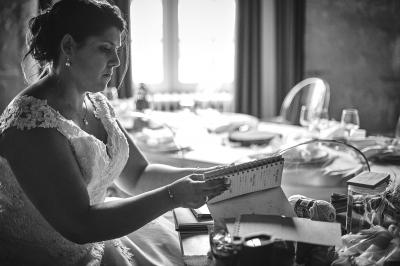 Un grand groupe de personnes souriantes levant les bras, rassemblées dans un parc pour une célébration.