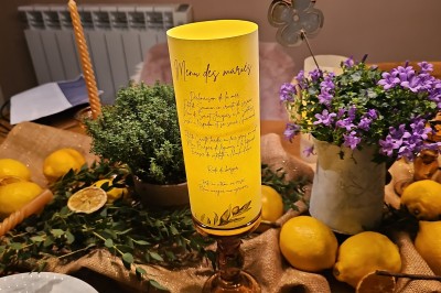 Présentoir en bois décoré de fleurs et de choux colorés, lors d'une célébration en extérieur.
