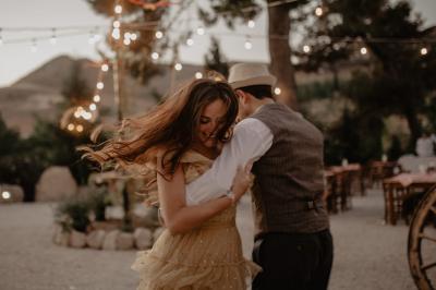 Deux formules de vidéo de mariage présentées avec photos de couples, détails des prestations et coordonnées de contact.