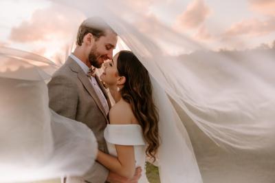 Deux formules de vidéo de mariage présentées avec photos de couples, détails des prestations et coordonnées de contact.