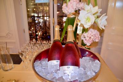 Miniature Traiteur Saint-Cloud (Hauts-de-Seine) - Aux Jardins des Sens #6 Façade illuminée d'un bâtiment élégant au crépuscule, avec un jardin et des invités rassemblés devant.