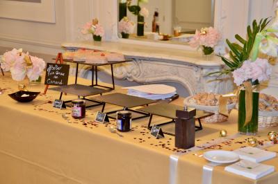 Miniature Traiteur Saint-Cloud (Hauts-de-Seine) - Aux Jardins des Sens #7 Façade illuminée d'un bâtiment élégant au crépuscule, avec un jardin et des invités rassemblés devant.