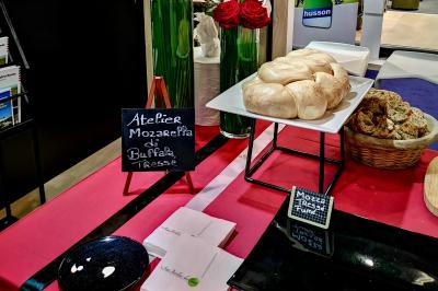 Miniature Traiteur Saint-Cloud (Hauts-de-Seine) - Aux Jardins des Sens #13 Façade illuminée d'un bâtiment élégant au crépuscule, avec un jardin et des invités rassemblés devant.