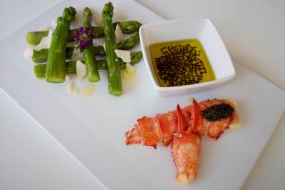 Miniature Traiteur Saint-Cloud (Hauts-de-Seine) - Aux Jardins des Sens #18 Façade illuminée d'un bâtiment élégant au crépuscule, avec un jardin et des invités rassemblés devant.