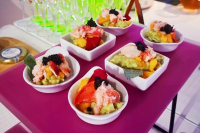 Miniature Traiteur Saint-Cloud (Hauts-de-Seine) - Aux Jardins des Sens #23 Façade illuminée d'un bâtiment élégant au crépuscule, avec un jardin et des invités rassemblés devant.