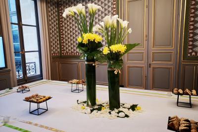 Miniature Traiteur Saint-Cloud (Hauts-de-Seine) - Aux Jardins des Sens #27 Façade illuminée d'un bâtiment élégant au crépuscule, avec un jardin et des invités rassemblés devant.