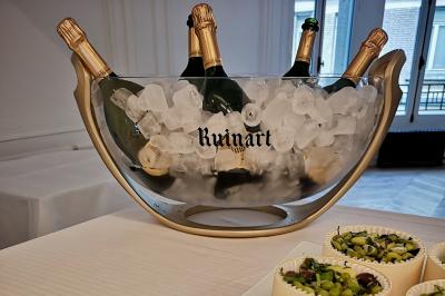 Miniature Traiteur Saint-Cloud (Hauts-de-Seine) - Aux Jardins des Sens #28 Façade illuminée d'un bâtiment élégant au crépuscule, avec un jardin et des invités rassemblés devant.