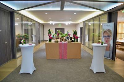 Miniature Traiteur Saint-Cloud (Hauts-de-Seine) - Aux Jardins des Sens #43 Façade illuminée d'un bâtiment élégant au crépuscule, avec un jardin et des invités rassemblés devant.