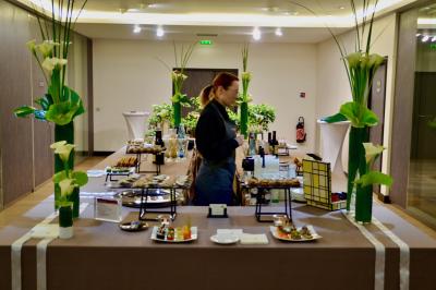 Miniature Traiteur Saint-Cloud (Hauts-de-Seine) - Aux Jardins des Sens #50 Façade illuminée d'un bâtiment élégant au crépuscule, avec un jardin et des invités rassemblés devant.