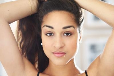 Miniature DJ Paris 9 (Paris) - Heavy Soul #3 Femme aux cheveux attachés regardant l'objectif, éclairage naturel et arrière-plan flou.