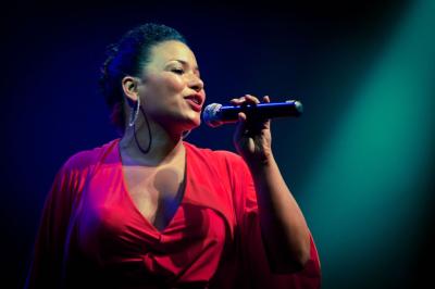 Miniature DJ Paris 9 (Paris) - Heavy Soul #2 Femme aux cheveux attachés regardant l'objectif, éclairage naturel et arrière-plan flou.