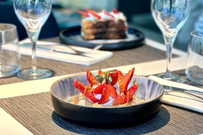 Miniature Location salle Noyelles-Godault (Pas-de-Calais) - Novotel Lens Noyelles #19 Plateau de bouchées apéritives colorées avec saumon, concombre, œufs de poisson et toasts garnis de mousse verte.