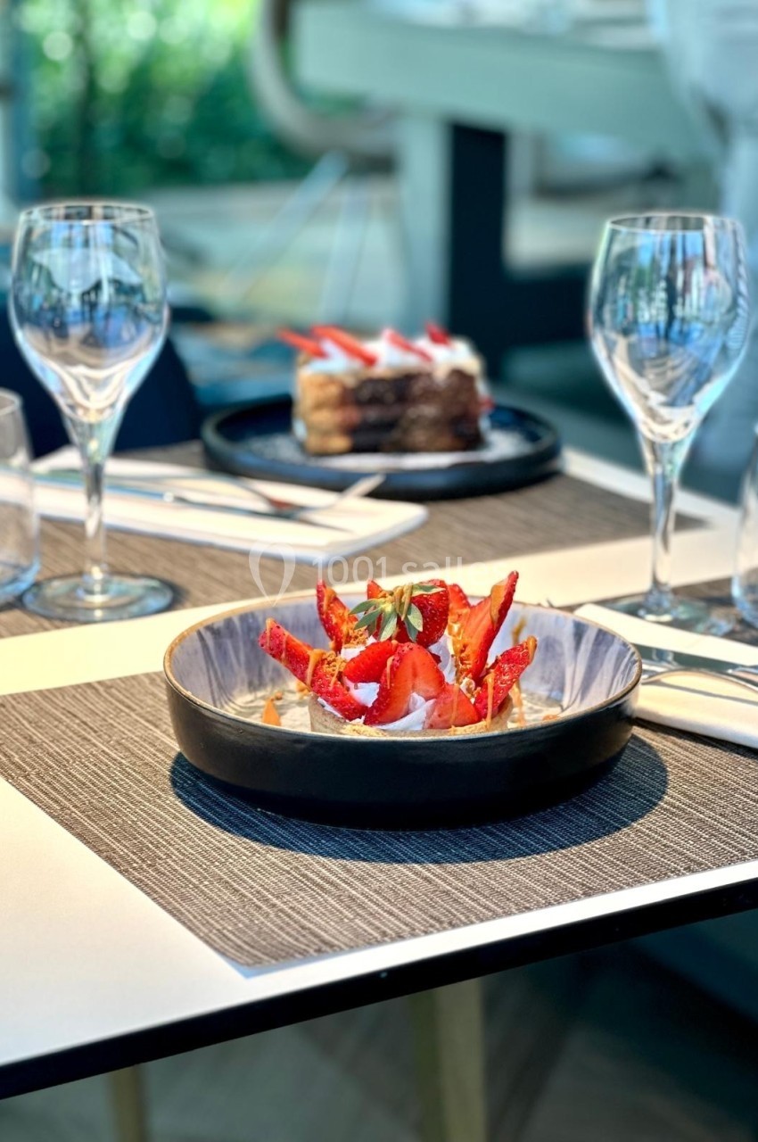 Location salle Noyelles-Godault (Pas-de-Calais) - Novotel Lens Noyelles #19 Assiette de dessert garnie de fraises fraîches sur une table dressée avec verres et couverts dans un cadre lumineux.
