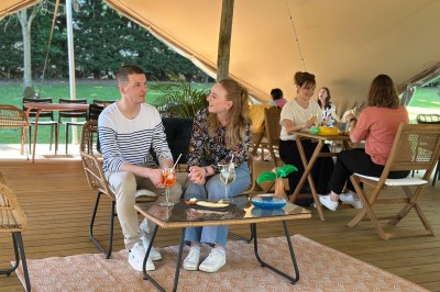 Miniature Location salle Noyelles-Godault (Pas-de-Calais) - Novotel Lens Noyelles #4 Plateau de bouchées apéritives colorées avec saumon, concombre, œufs de poisson et toasts garnis de mousse verte.