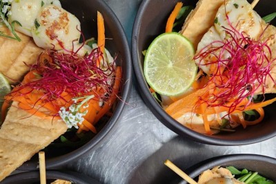 Miniature Location salle Noyelles-Godault (Pas-de-Calais) - Novotel Lens Noyelles #17 Plateau de bouchées apéritives colorées avec saumon, concombre, œufs de poisson et toasts garnis de mousse verte.