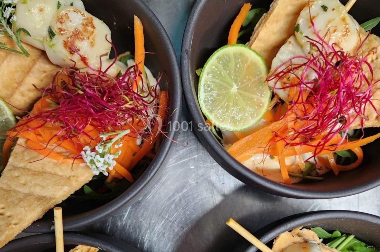 Location salle Noyelles-Godault (Pas-de-Calais) - Novotel Lens Noyelles #17 Assiette colorée avec légumes frais, brochettes, tranches de citron vert, herbes et garniture de pousses rouges.