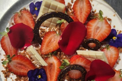 Miniature Location salle Noyelles-Godault (Pas-de-Calais) - Novotel Lens Noyelles #18 Plateau de bouchées apéritives colorées avec saumon, concombre, œufs de poisson et toasts garnis de mousse verte.