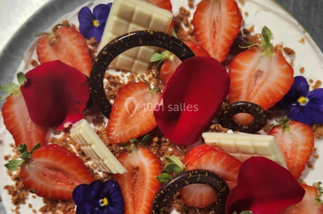 Location salle Noyelles-Godault (Pas-de-Calais) - Novotel Lens Noyelles #18 Dessert décoré de fraises, pétales rouges, fleurs comestibles, chocolat blanc et noir sur une base crémeuse.