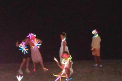 Deux tapis pour enfants avec des motifs de routes, véhicules et bâtiments, posés sur un sol en bois clair.