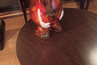 Deux tapis pour enfants avec des motifs de routes, véhicules et bâtiments, posés sur un sol en bois clair.